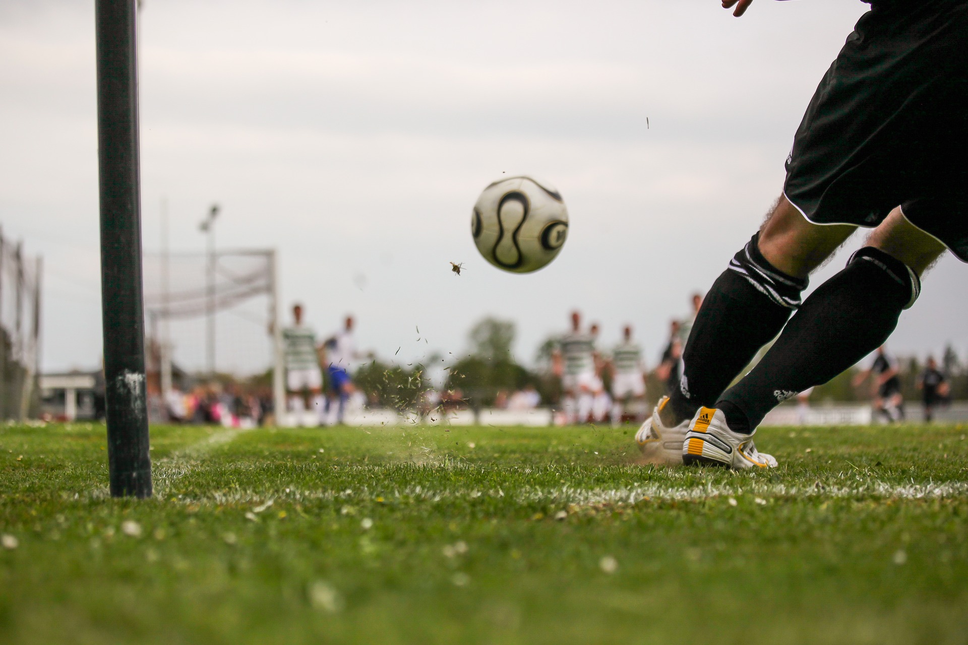 サッカーで両足で蹴れる選手になる為には 両利きの練習方法を解説 サッカー小僧と保護者を応援するブログ